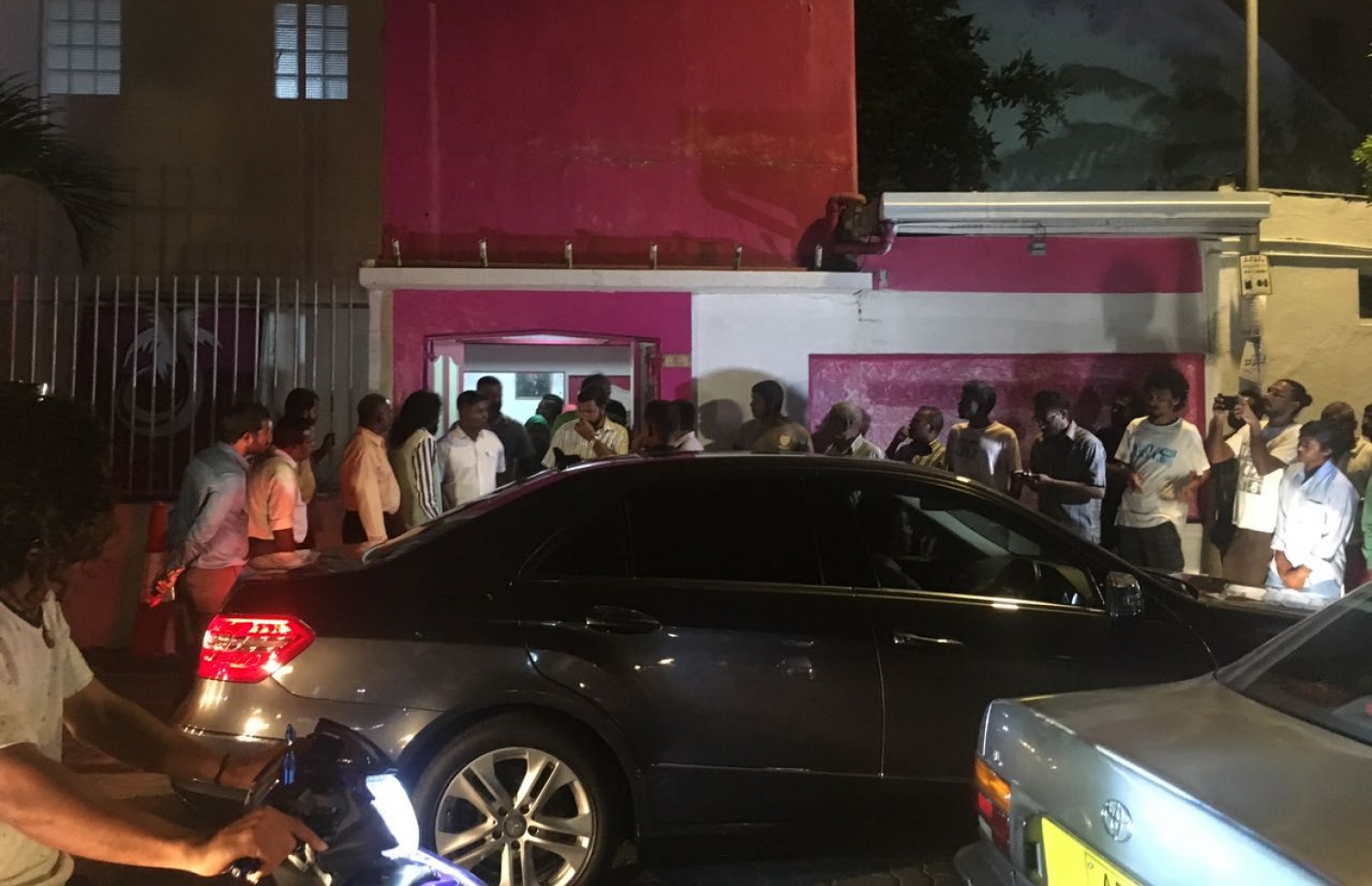 ޕީޕީއެމްގެ ރައީސްގެ އޮފީސް ރޭ ފާސްކުރި ފަހުން، ރައީސް މައުމޫން އޮފީހުން ނިކުމެވަޑައިގަންނަވަނީ