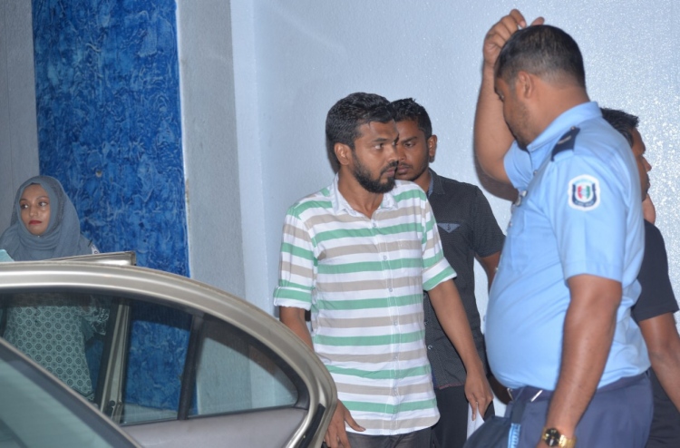 ފުރަތަމަ ތިބީ އަޅާނުލާ، ދެން ފެށީ ތަހުގީގެއް!