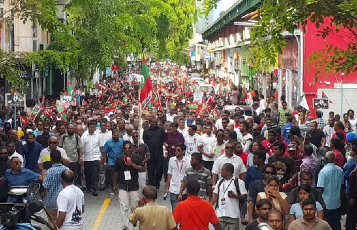 މެއި 1، 2015 ގައި ރައީސް ޔާމީންގެ ސަރުކާރާ ދެކޮޅަށް އަދާލަތު ޕާޓީ އާއި އެމްޑީޕީ ގުޅިގެން ބޭއްވި ބޮޑު މުޒާހަރާގެ ތެރެއިން. --ފޮޓޯ އެމްޑީޕީ