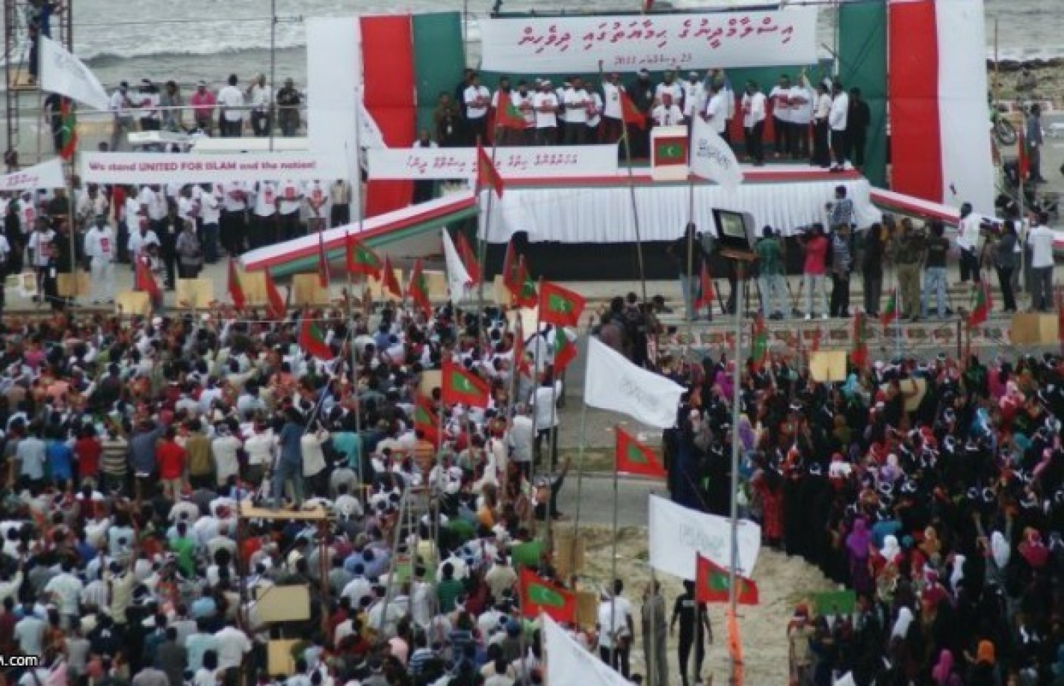 ޑިސެމްބަރު 23، 2011 ގައި އިދިކޮޅު ފަރާތްތަކުން ބޭއްވި ބޮޑު މުޒާހަރާ ލޮނުޒިޔާރަތްކޮޅުގައި ކުރިއަށް ދަނީ. --ފޮޓޯ ދި އިސްލާމް