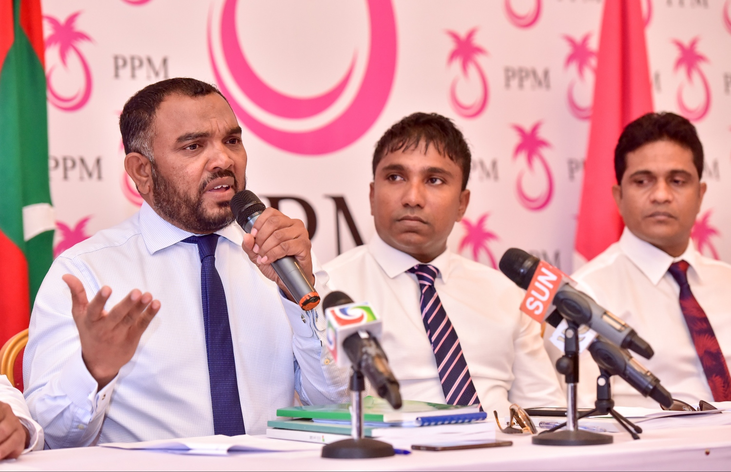 ރައީސް ޔާމީންގެ ފެކްޝަނުން ޕީޕީއެމަށް ކަނޑައަޅާފައިވާ ތަރުޖަމާން އާރިފް މިއަދު ނޫސްވެރިންނާ ވާހަކަ ދައްކަވަނީ: ހަމަޖެހުން ނަގާލަން ކުރާ މަސައްކަތުގައި ބައިވެރިނުވުމަށް އޭނާ ގޮވާލެއްވި.--- ފޮޓޯ: ނިޝާން އަލީ/ މިހާރު