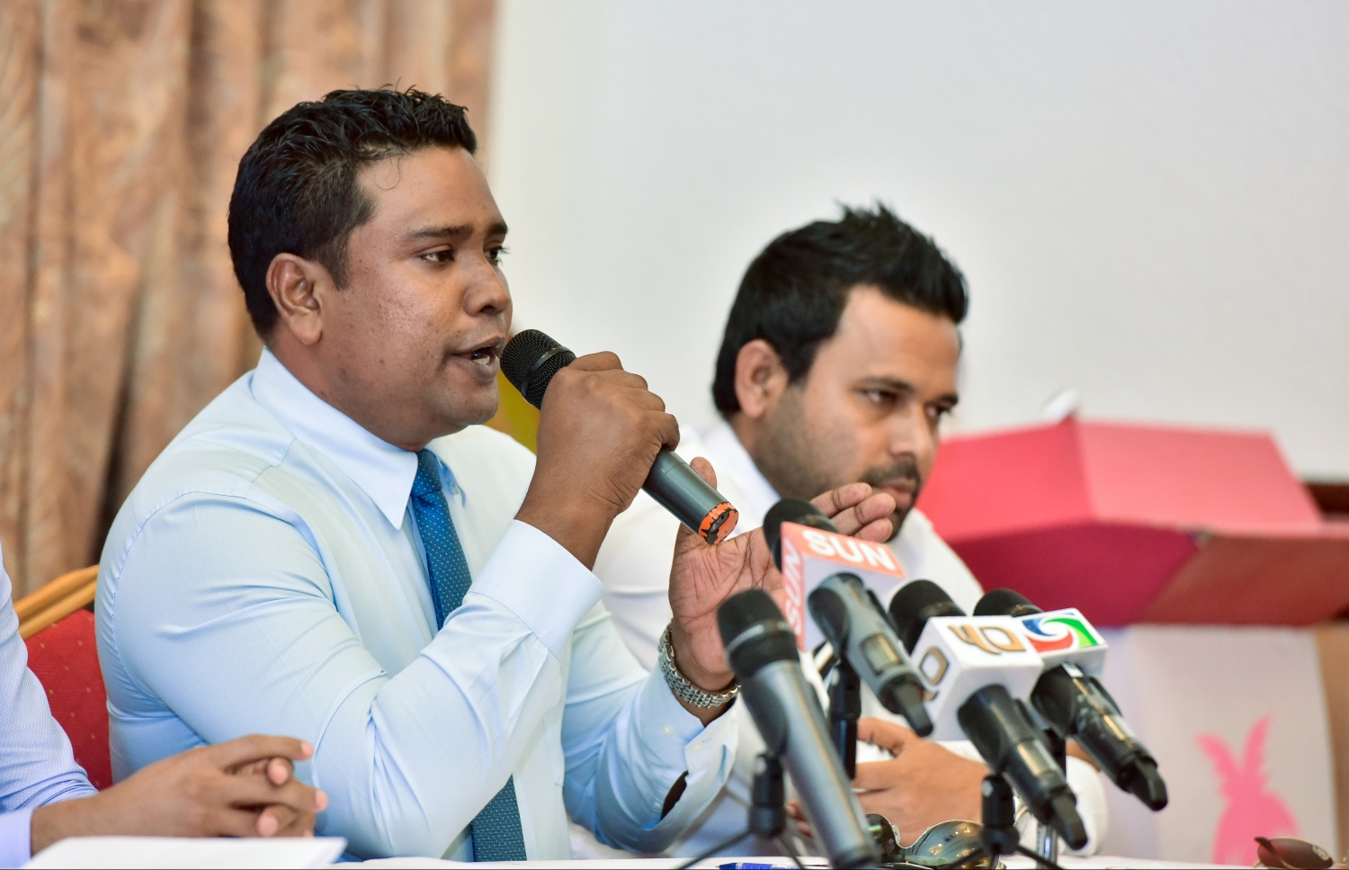 ރައީސް ޔާމީންގެ ފެކްޝަނުން މިއަދު ބޭއްވި ނޫސްވެރިންގެ ބައްދަލުވުމުގައި މެމްބަރު މުހައްމަދު އިސްމާއިލް ވާހަކަ ދައްކަވަނީ: މަސީހާ ދެކޮޅަށް މަޖިލީހުގައި ނަގާ އިތުބާރު ނެތް ކަމުގެ ވޯޓު ނާކާމިޔާބުވާނެ ކަމަށް އޭނާ ވިދާޅުވި.--- ފޮޓޯ: ނިޝާން އަލީ/ މިހާރު