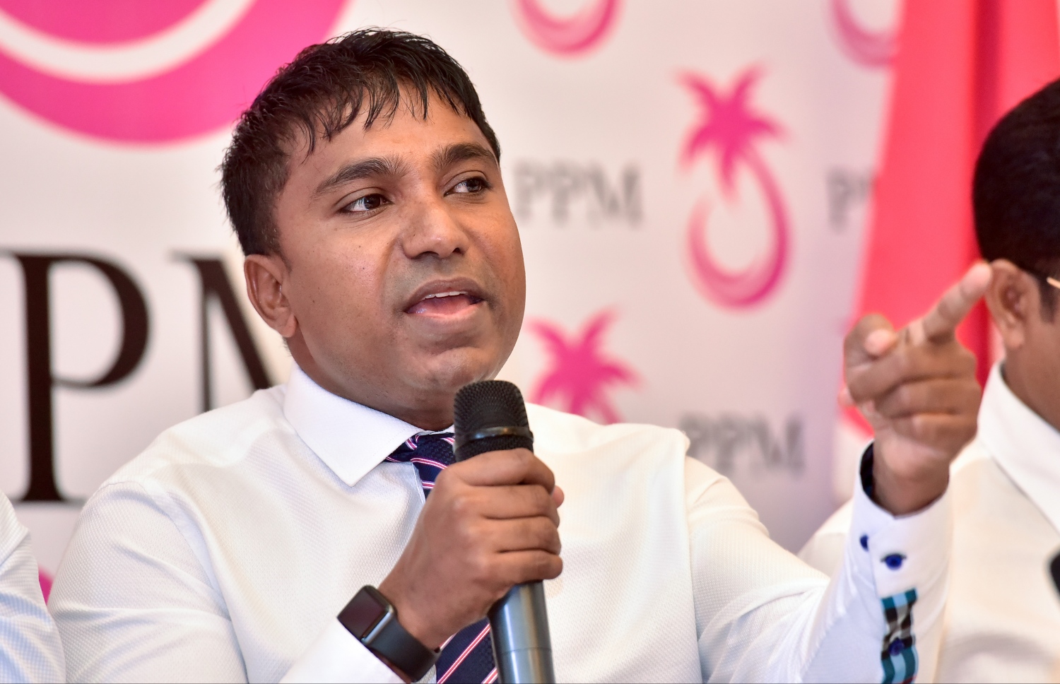 ރައީސް ޔާމީންގެ ފެކްޝަނުން މިއަދު ބޭއްވި ނޫސްވެރިންގެ ބައްދަލުވުމުގައި އިލްހާމް ވާހަކަ ދައްކަވަނީ.--- ފޮޓޯ: ނިޝާން އަލީ/ މިހާރު