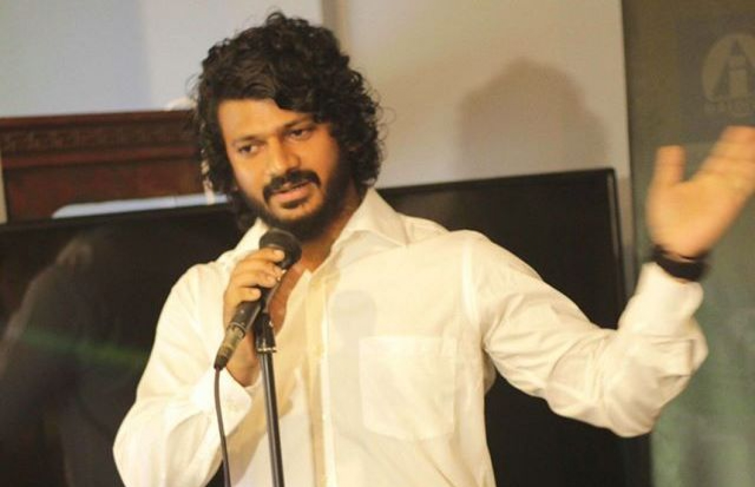 ހަމްޕް: އޭނާ ބުނީ ވީޑިއޯ އަލްބަމަކީ ވަރަށް ގިނަ ދުވަހުގެ މަސައްކަތް ކަމަށް.