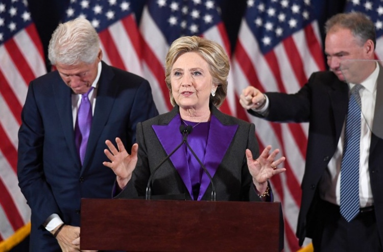 ޓްރަމްޕަށް ގައުމު ހިންގަން ފުރުސަތު ދޭން ޖެހޭ: ހިލަރީ