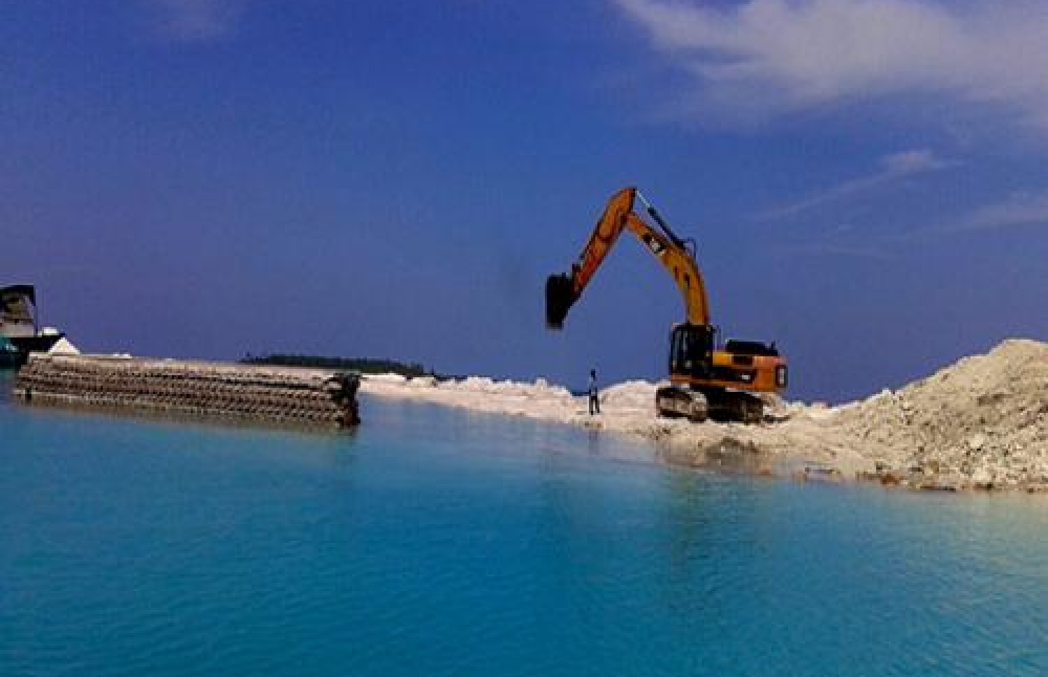 ތ. މަޑިފުށީ ބަނދަރު ހެދުމުގެ މަސައްކަތް ކުރިއަށް ދަނީ: އަންނަ އަހަރު ވެސް ތަރައްގީގެ ގިނަ މަޝްރޫއުތަކެއް ހިންގާނެ. --ފޮޓޯ އެމްޓީސީސީ