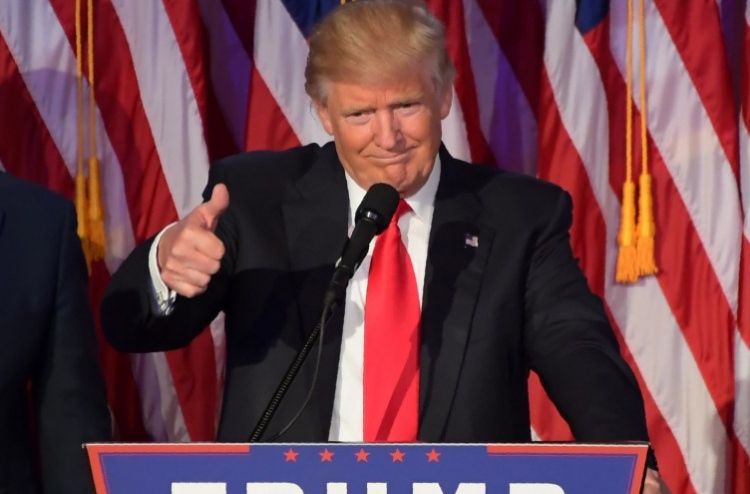 ގިނަ މީހުން ވޯޓުލީ ހިލަރީ އަށް، ހޮވުނީ ޓްރަމްޕް