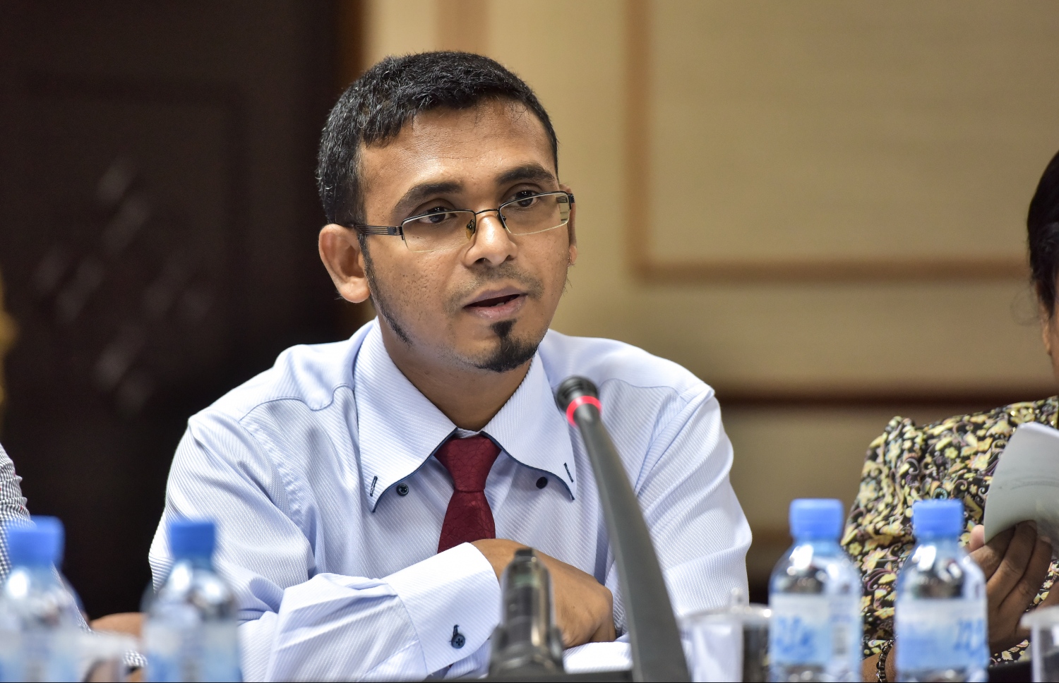 ފިނޭންސް މިނިސްޓަރު މުނައްވަރު މަޖިލީހުގެ ކޮމިޓީއެއްގައި ވާހަކަދައްކަވަނީ: ފުލުހުންގެ އެލަވަންސާއި އިނާޔަތްތަކުގެ އާ އޮނިގަނޑަށް އަމަލުކުރެވޭނީ އެ އޮނިގަނޑު ރިވިއު ކުރުމަށް ފަހު ކަމަށް ވިދާޅުވި.--- ފައިލް ފޮޓޯ: ނިޝާން އަލީ /މިހާރު