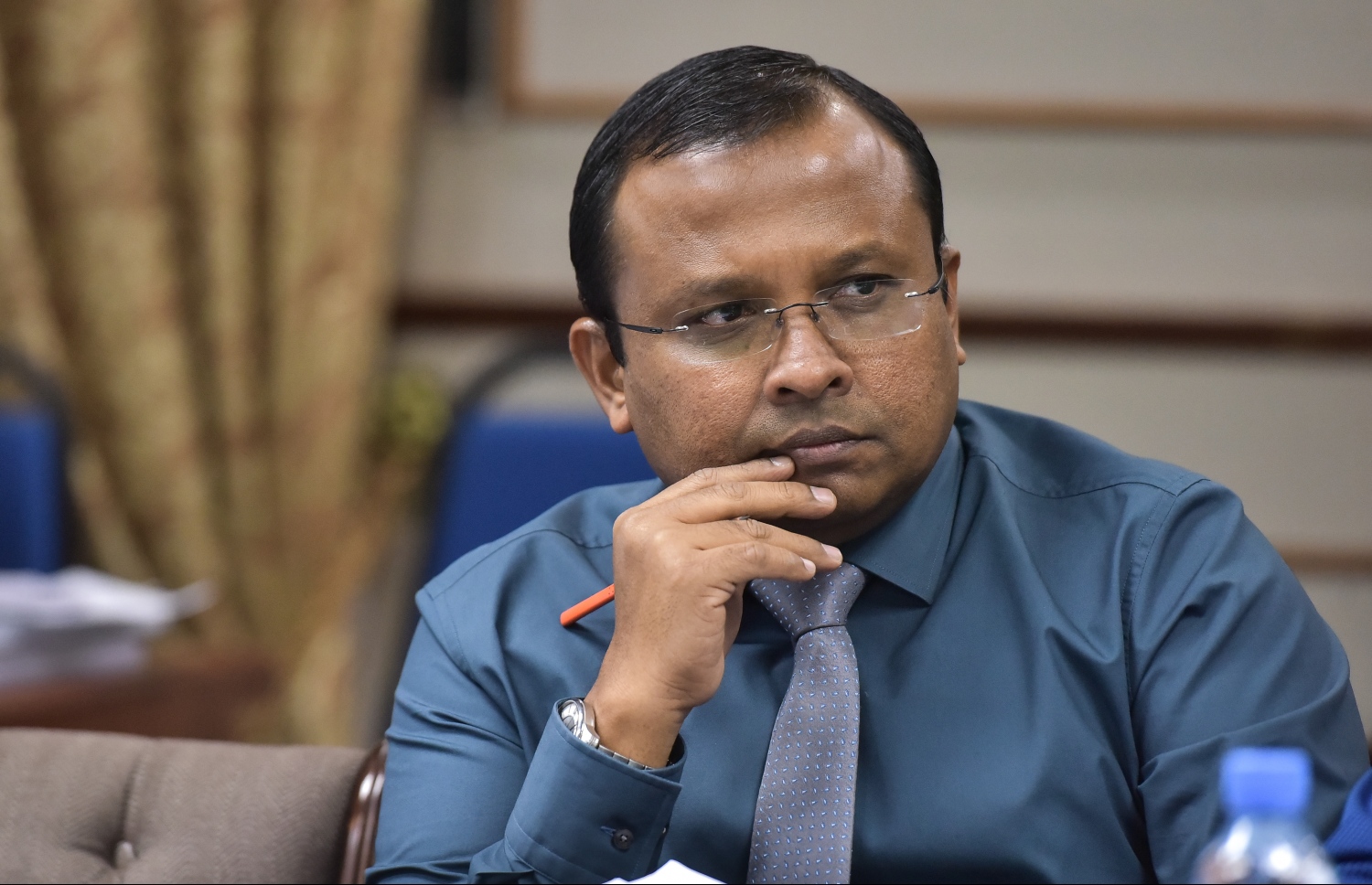 މަޖިލިހުގެ ކޮމިޓީއެއްގައި މެމްބަރު ރިޔާޒް: ނާޒިމްގެ މައްސަލާގައި އަދިވެސް ޖަވާބު ނުލިބޭ ސުވާލުތައް އެބަހުރި ކަމަށް ވިދާޅުވި.---މިހާރު ފައިލް ފޮޓޯ: ނިޝާން އަލީ