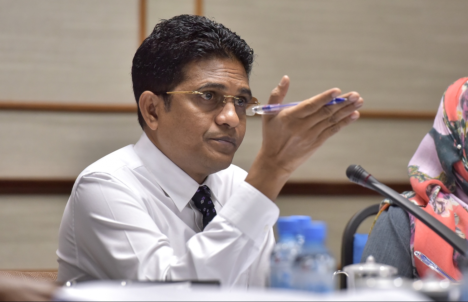 މަޖިލީހުގެ ކޮމެޓީއެއްގައި ނިހާނު ވާހަކަ ދައްކަވަނީ. - ފޮޓޯ: މިހާރު