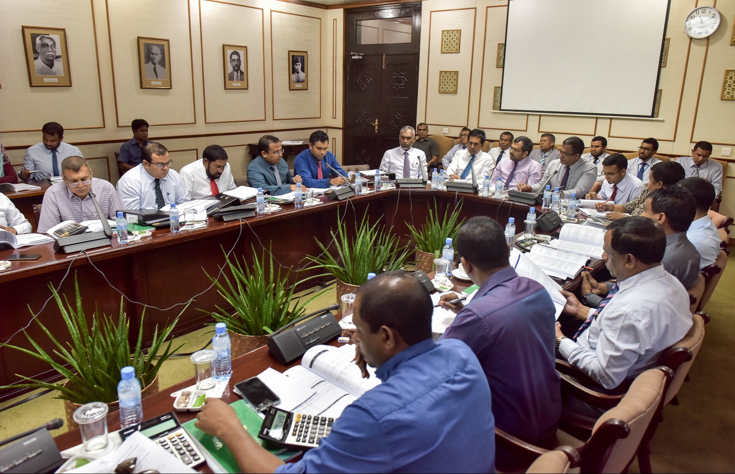 ރައްޔިތުންގެ މަޖިލީހުގެ ބަޖެޓު ދިރާސާ ކުރާ ކޮމެޓީގެ މިއަދުގެ ބައްދަލުވުމުގައި މެމްބަރުން ބައިވެރިވެވަޑައިގަންނަވަނީ. ބަޖެޓް ކޮމެޓީގެ މެޖޯރިޓީ އޮތީ ސަރުކާރު ކޯލިޝަނަށް. - ފޮޓޯ: ނިޝާން އަލީ/ މިހާރު