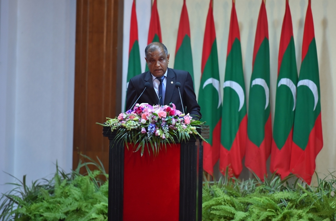 މާލެ: ނޮވެމްބަރު 10، 2016: މި އަހަރުގެ ޖުމްހޫރީ ދުވަހުގެ މުނާސަބަތުގައި ބޭއްވި ރަސްމީ ޖަލްސާގައި، ޝަރަފުވެރިކަމުގެ ގައުމީ އިނާމާއި ހިތްވަރު ދިނުމުގެ ގައުމީ އިނާމު އަދި އެހެނިހެން އިނާމުތައް ލިބިވަޑައިގެންނެވި ބޭފުޅުންގެ ނަންތައް، ރައީސް އޮފީހުގެ އަންޑަ ސެކްރެޓަރީ ހުސެއިން އާމިރު އިއުލާން ކުރައްވަނީ.---ފޮޓޯ: ރައީސް އޮފީސް