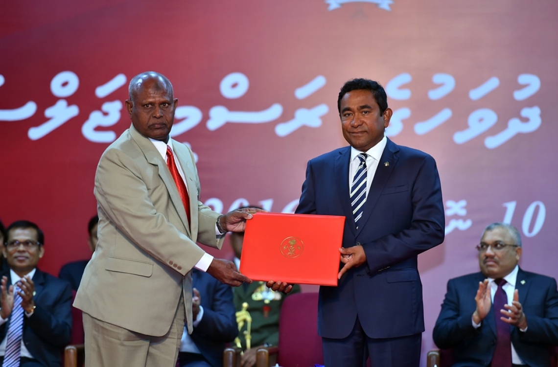 މާލެ: ނޮވެމްބަރު 10، 2016- ޖުމްހޫރީ ދުވަހުގެ މުނާސަބަތުގައި ސަރުކާރުން ބޭއްވި ޖަލްސާގައި، އިޖުތިމާއީ ހިދުމަތުގެ ދާއިރާއިން ޝަރަފުވެރިކަމުގެ ގައުމީ އިނާމު ޅ. ނައިފަރު، މަދުގަސްދޮށުގޭ މުހައްމަދު ނިޒާރަށް ރައީސް ޔާމީން ދެއްވަނީ.---ފޮޓޯ: ރައީސް އޮފީސް