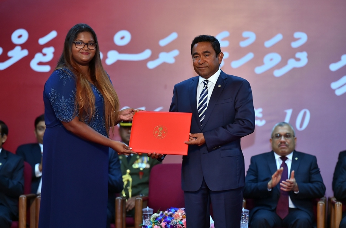 މާލެ: ނޮވެމްބަރު 10، 2016: މި އަހަރުގެ ޖުމްހޫރީ ދުވަހުގެ މުނާސަބަތުގައި ބޭއްވި ރަސްމީ ޖަލްސާގައި، ޕާފޯމިން އާޓްސްގެ ދާއިރާއިން، ފްލޫ އަހުމަދު ނާޝިދުގެ ހަނދާނަށް ސަރުކާރުން ދިން ޝަރަފުވެރިކަމުގެ ގައުމީ އިނާމާ އޭނާގެ ދަރިކަނބަލަކު ހަވާލުވެވަޑައިގަންނަވަނީ.---ފޮޓޯ: ރައީސް އޮފީސް