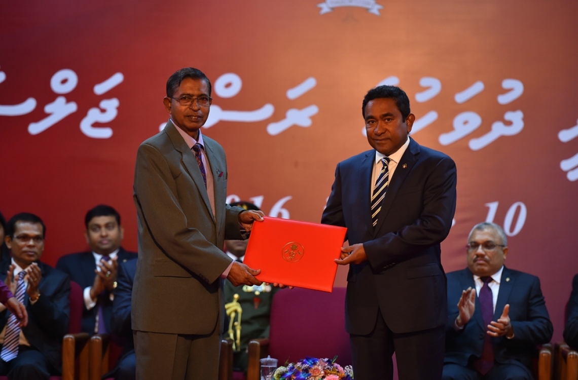 މާލެ: ނޮވެމްބަރު 10، 2016- ޖުމްހޫރީ ދުވަހުގެ މުނާސަބަތުގައި ސަރުކާރުން ބޭއްވި ޖަލްސާގައި، ދިވެހި ބަހާއި އަދަބިއްޔާތުގެ ދާއިރާއިން ޝަރަފުވެރިކަމުގެ ގައުމީ އިނާމު ހއ. އުތީމު، އަލިމަސްގޭ އާދަމް އަބްދުއްރަހުމާނަށް ރައީސް ޔާމީން ދެއްވަނީ.---ފޮޓޯ: ރައީސް އޮފީސް