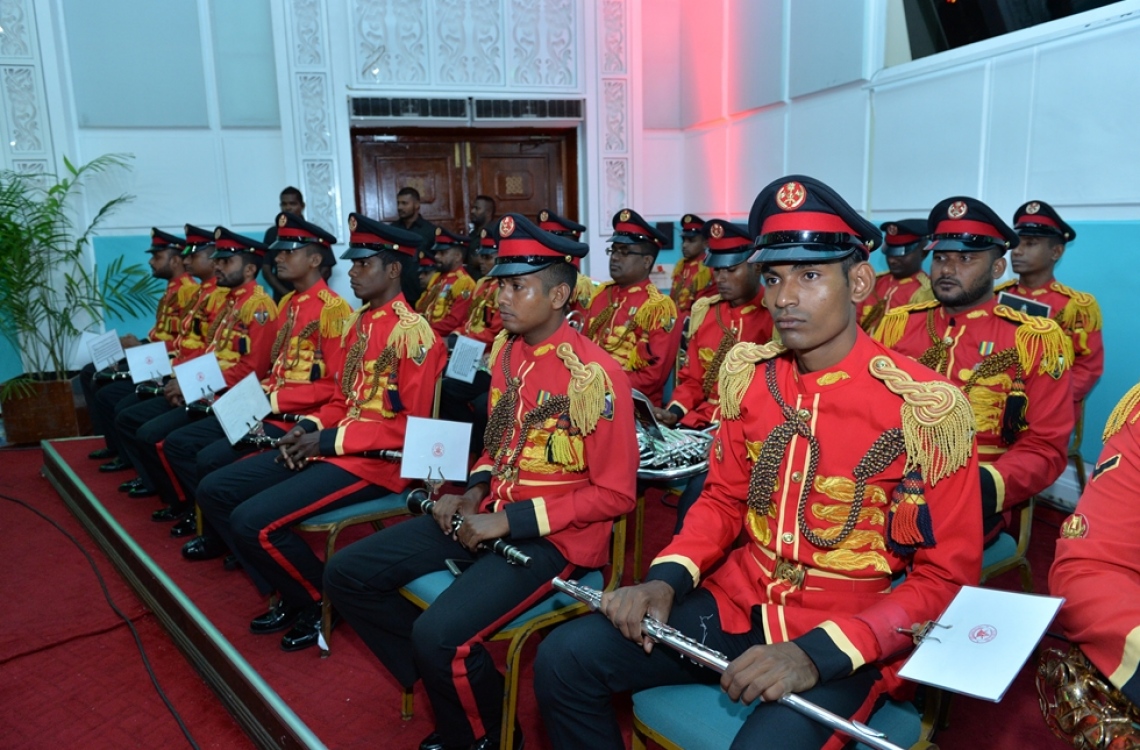 މާލެ: ނޮވެމްބަރު 10، 2016: މި އަހަރުގެ ޖުމްހޫރީ ދުވަހުގެ މުނާސަބަތުގައި ބޭއްވި ރަސްމީ ޖަލްސާގައި އެމްއެންޑީއެފްގެ ބޭންޑްގެ މީހުން.---ފޮޓޯ: ރައީސް އޮފީސް