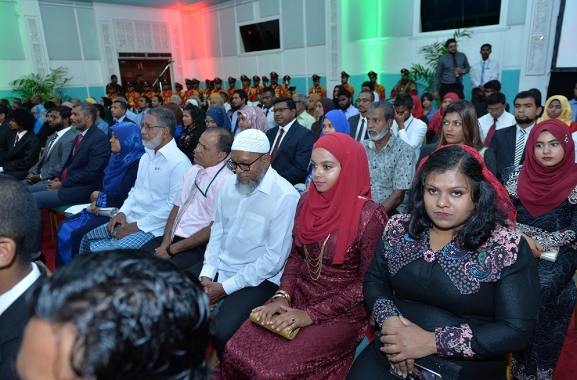 މާލެ: ނޮވެމްބަރު 10، 2016: މި އަހަރުގެ ޖުމްހޫރީ ދުވަހުގެ މުނާސަބަތުގައި ބޭއްވި ރަސްމީ ޖަލްސާގައި ބައިވެރިވެވަޑައިގެންނެވި ބައެއް ބޭފުޅުން.---ފޮޓޯ: ރައީސް އޮފީސް