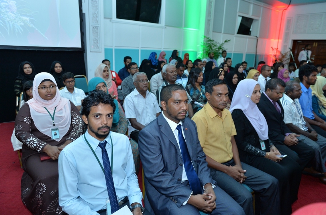 މާލެ: ނޮވެމްބަރު 10، 2016: މި އަހަރުގެ ޖުމްހޫރީ ދުވަހުގެ މުނާސަބަތުގައި ބޭއްވި ރަސްމީ ޖަލްސާގައި ބައިވެރިވެވަޑައިގެންނެވި ބައެއް ބޭފުޅުން.---ފޮޓޯ: ރައީސް އޮފީސް