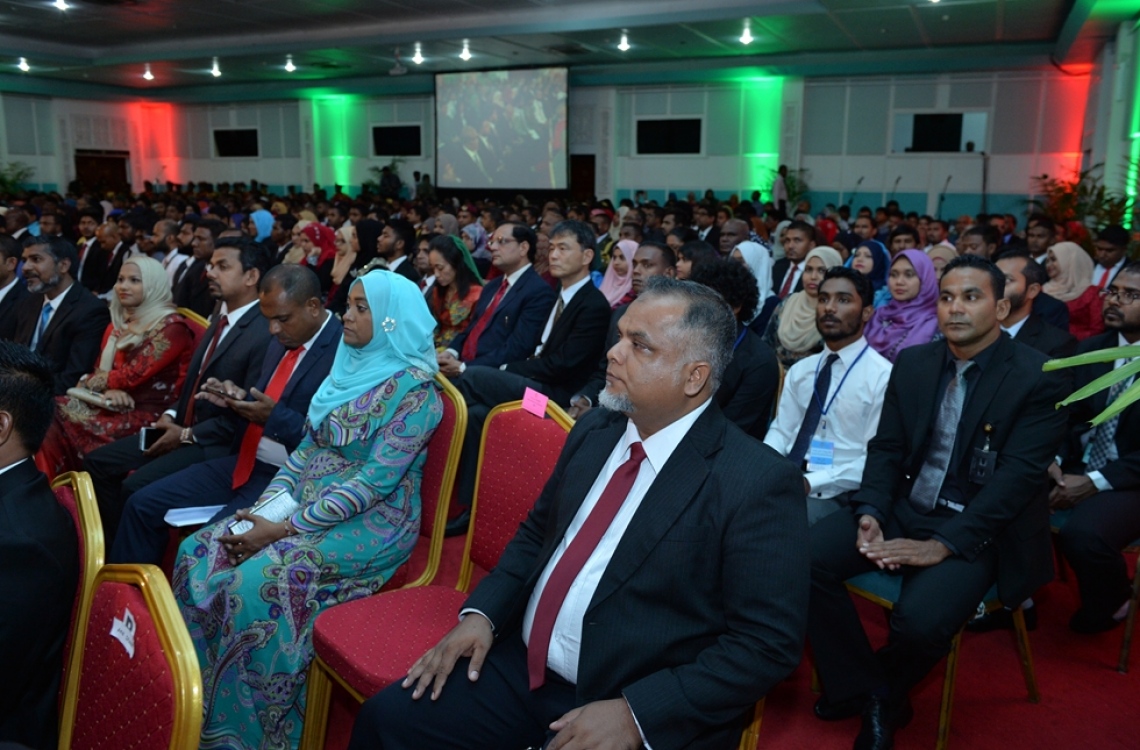 މާލެ: ނޮވެމްބަރު 10، 2016: މި އަހަރުގެ ޖުމްހޫރީ ދުވަހުގެ މުނާސަބަތުގައި ބޭއްވި ރަސްމީ ޖަލްސާގައި ބައިވެރިވެވަޑައިގެންނެވި ބައެއް ބޭފުޅުން.---ފޮޓޯ: ރައީސް އޮފީސް