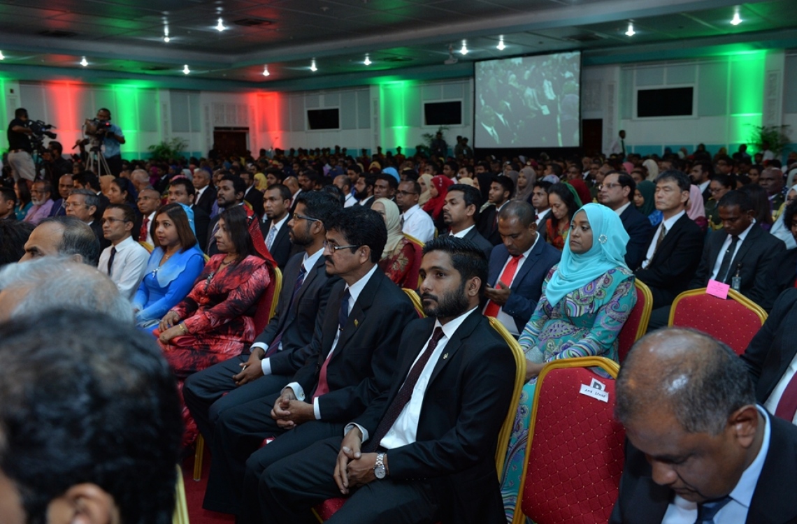 މާލެ: ނޮވެމްބަރު 10، 2016: މި އަހަރުގެ ޖުމްހޫރީ ދުވަހުގެ މުނާސަބަތުގައި ބޭއްވި ރަސްމީ ޖަލްސާގައި ބައިވެރިވެވަޑައިގެންނެވި ބައެއް ބޭފުޅުން.---ފޮޓޯ: ރައީސް އޮފީސް