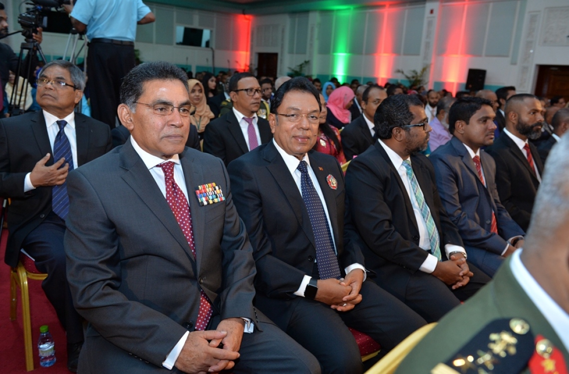 މާލެ: ނޮވެމްބަރު 10، 2016: މި އަހަރުގެ ޖުމްހޫރީ ދުވަހުގެ މުނާސަބަތުގައި ބޭއްވި ރަސްމީ ޖަލްސާގައި ކުރީގެ ޗީފް އޮފް ޑިފެންސް ފޯސް މުހައްމަދު ޒާހިރާއި ކުރީގެ ޕޮލިސް ކޮމިޝަނަރު އާދަމް ޒާހިރު އަދި ބައެއް އެހެން ބޭފުޅުން ބައިވެރިވެވަޑައިގަންނަވަނީ.---ފޮޓޯ: ރައީސް އޮފީސް