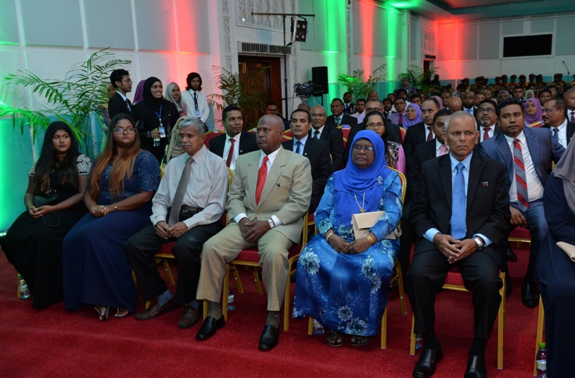 މާލެ: ނޮވެމްބަރު 10، 2016: މި އަހަރުގެ ޖުމްހޫރީ ދުވަހުގެ މުނާސަބަތުގައި ބޭއްވި ރަސްމީ ޖަލްސާގައި ބައިވެރިވެވަޑައިގެންނެވި ބައެއް ބޭފުޅުން.---ފޮޓޯ: ރައީސް އޮފީސް