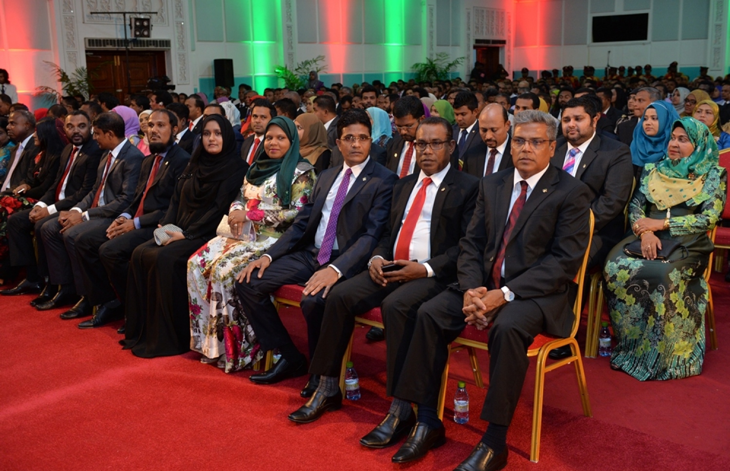 މި އަހަރުގެ ޖުމްހޫރީ ދުވަހުގެ މުނާސަބަތުގައި ދަރުބާރުގޭގައި ބޭއްވި ރަސްމީ ޖަލްސާގައި ބައިވެރިވެވަޑައިގެންނެވި ބައެއް ބޭފުޅުން.---ފޮޓޯ: ރައީސް އޮފީސް