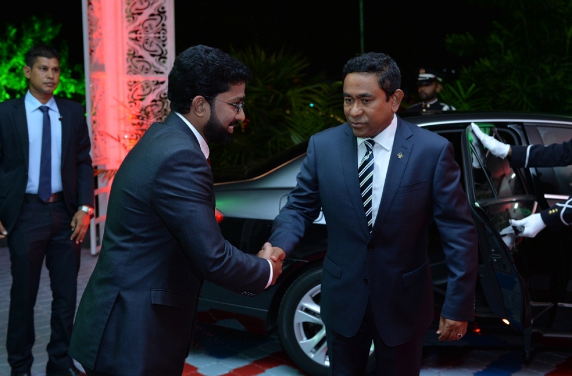 މާލެ: ނޮވެމްބަރު 10، 2016: މި އަހަރުގެ ޖުމްހޫރީ ދުވަހުގެ މުނާސަބަތުގައި ބޭއްވި ރަސްމީ ޖަލްސާއަށް ރައީސް އަބްދުﷲ ޔާމީން ވަޑައިގަތުމުން، ހޯމް މިނިސްޓަރު އަޒްލީން އަހުމަދު މަރުހަބާ ދަންނަވަނީ.---ފޮޓޯ: ރައީސް އޮފީސް