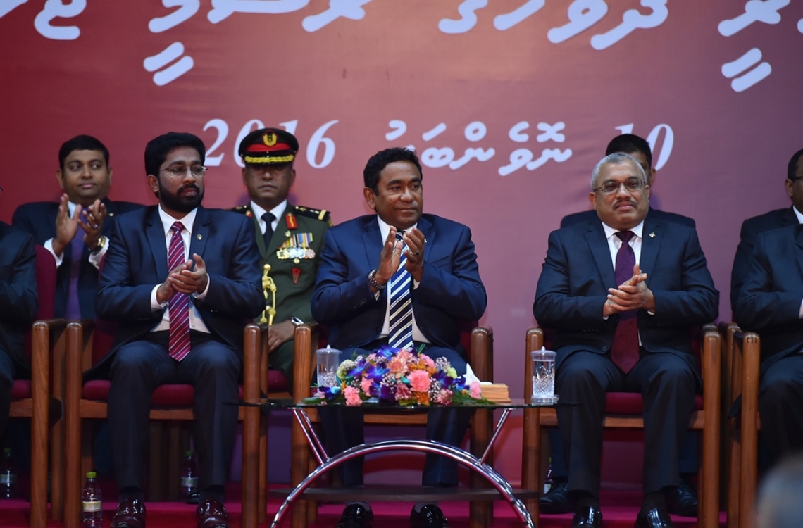 މާލެ: ނޮވެމްބަރު 10، 2016: މި އަހަރުގެ ޖުމްހޫރީ ދުވަހުގެ މުނާސަބަތުގައި ބޭއްވި ރަސްމީ ޖަލްސާގައި ރައީސް ޔާމީނާއި ނައިބު ރައީސް ޖިހާދު އަދި ބައެއް ވަޒީރުން ބައިވެރިވެވަޑައިގަންނަވަނީ.---ފޮޓޯ: ރައީސް އޮފީސް