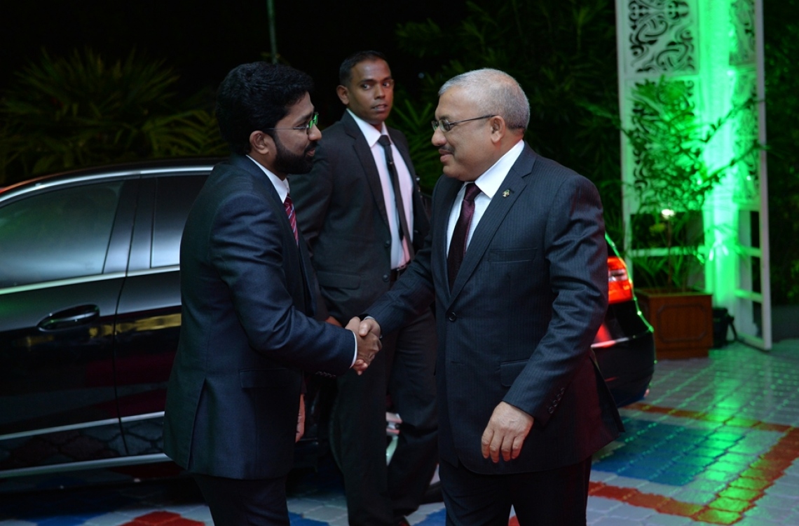 މާލެ: ނޮވެމްބަރު 10، 2016: މި އަހަރުގެ ޖުމްހޫރީ ދުވަހުގެ މުނާސަބަތުގައި ބޭއްވި ރަސްމީ ޖަލްސާއަށް ނައިބު ރައީސް އަބްދުﷲ ޖިހާދު ވަޑައިގަތުމުން ހޯމް މިނިސްޓަރު އަޒްލީން އަހުމަދު މަރުހަބާ ދަންނަވަނީ---ފޮޓޯ: ރައީސް އޮފީސް