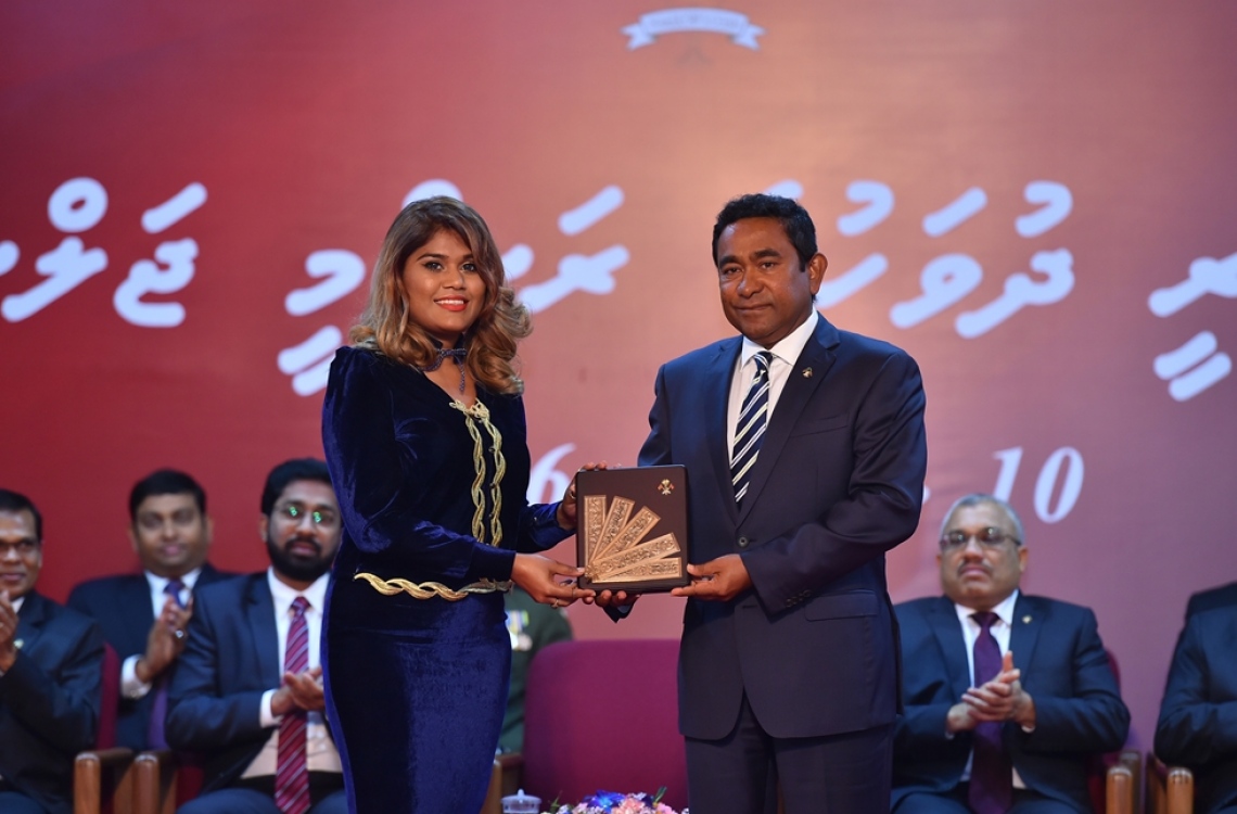 މާލެ: ނޮވެމްބަރު 10، 2016- ޖުމްހޫރީ ދުވަހުގެ މުނާސަބަތުގައި ބޭއްވި ރަސްމީ ޖަލްސާގައި، ޕާފޯމިން އާޓްސްގެ ދާއިރާ/ ލަވަ ކިޔުމާއި މީހުން ތަމްރީންކުރުމުން ހިތްވަރު ދިނުމުގެ ގައުމީ އިނާމު މަޝްހޫރު ލަވަކިޔުންތެރިޔާ މަރިޔަމް އުނޫޝާއަށް ރައީސް ޔާމީން ދެއްވަނީ.---ފޮޓޯ: ރައީސް އޮފީސް