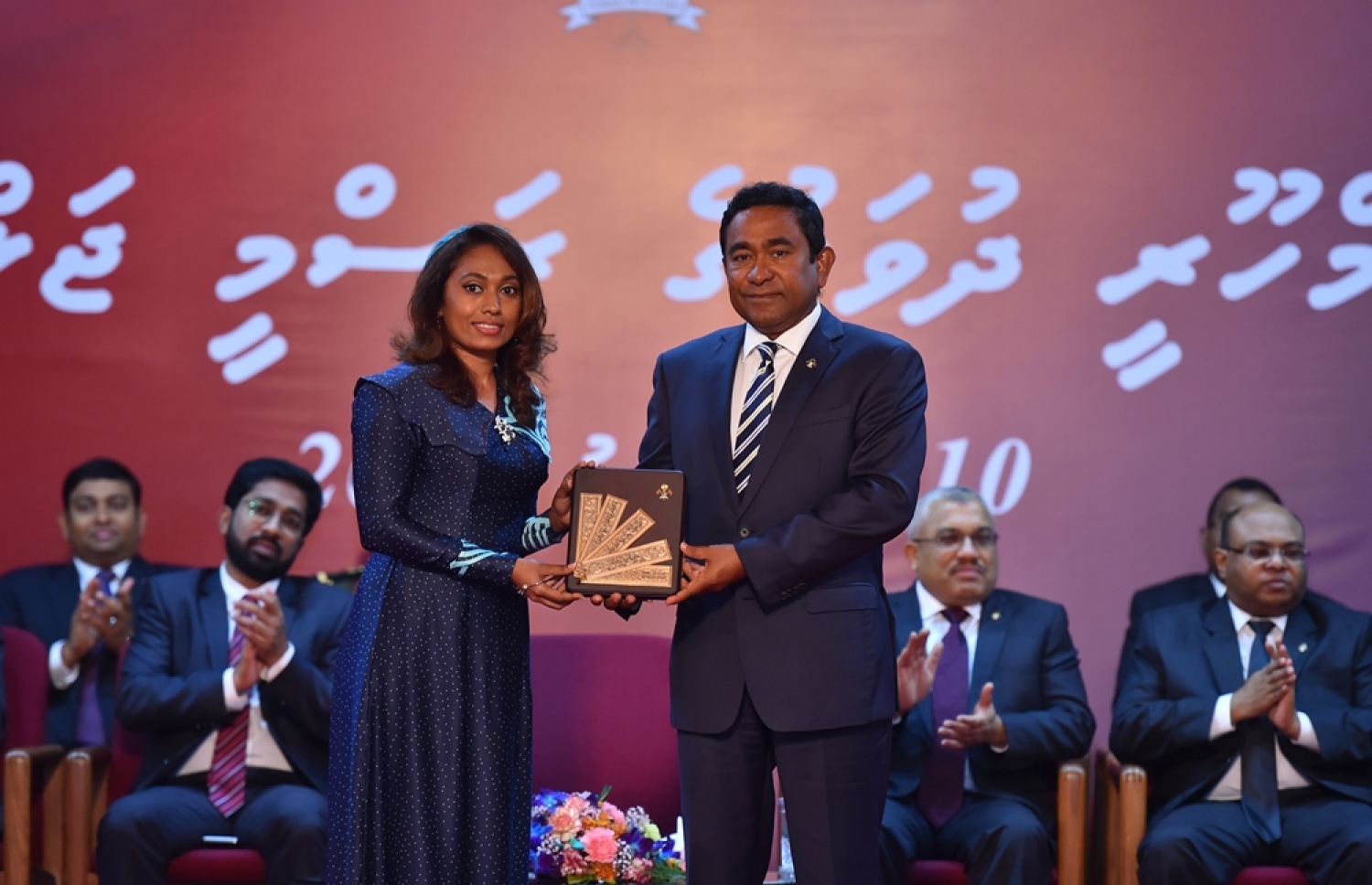 ކުޅިވަރުގެ ދާއިރާއިން ހިތްވަރު ދިނުމުގެ ގައުމީ އިނާމު މުއީނާ މުހައްމަދު އަށް، ރައީސް ޔާމީން މިރޭ ދެއްވަނީ.---ފޮޓޯ: ރައީސް އޮފީސް