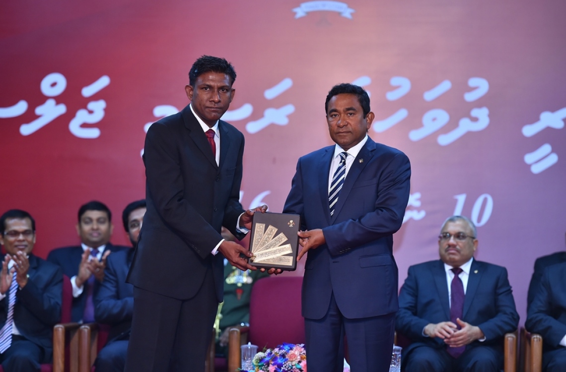 މާލެ: ނޮވެމްބަރު 10، 2016- ޖުމްހޫރީ ދުވަހުގެ މުނާސަބަތުގައި ބޭއްވި ރަސްމީ ޖަލްސާގައި ހިތްވަރު ދިނުމުގެ ގައުމީ އިނާމު ރައީސް ޔާމީން ބޭފުޅަކަށް ދެއްވަނީ.---ފޮޓޯ: ރައީސް އޮފީސް