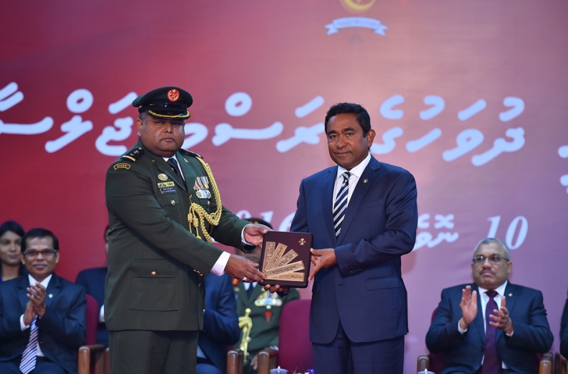 މާލެ: ނޮވެމްބަރު 10، 2016- ޖުމްހޫރީ ދުވަހުގެ މުނާސަބަތުގައި ބޭއްވި ރަސްމީ ޖަލްސާގައި، އާއްމު ސިއްހަތު ކުރިއެރުވުމުގެ ދާއިރާއިން ހިތްވަރު ދިނުމުގެ ގައުމީ އިނާމު ލެފްޓިނެންޓް ކާނަލް ޑރ. އަލީ ޝާހިދު އަށް ރައީސް ޔާމީން ދެއްވަނީ.---ފޮޓޯ: ރައީސް އޮފީސް