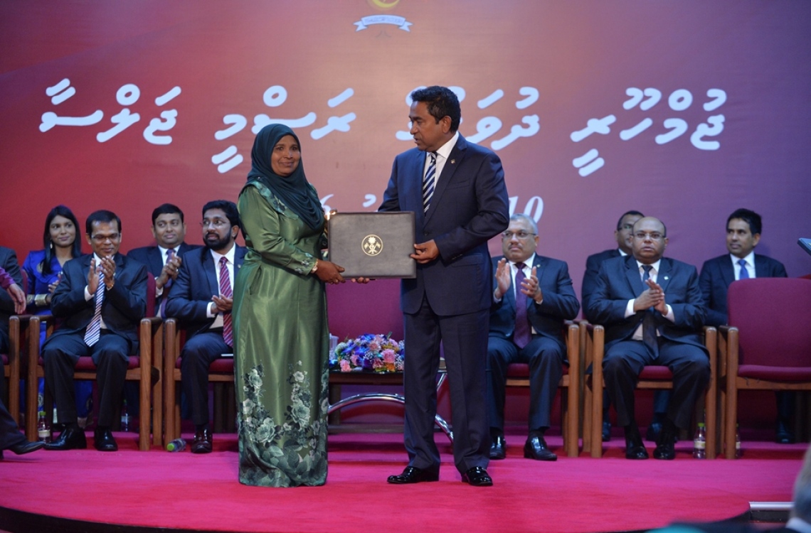 މާލެ: ނޮވެމްބަރު 10، 2016- ޖުމްހޫރީ ދުވަހުގެ މުނާސަބަތުގައި ބޭއްވި ރަސްމީ ޖަލްސާގައި، އަތްތެރި މަސައްކަތުގެ ދާއިރާއިން ހިތްވަރު ދިނުމުގެ އިނާމު ގދ. ގައްދޫ، ފާއިޒާއަށް ރައީސް ޔާމީން ދެއްވަނީ.---ފޮޓޯ: ރައީސް އޮފީސް