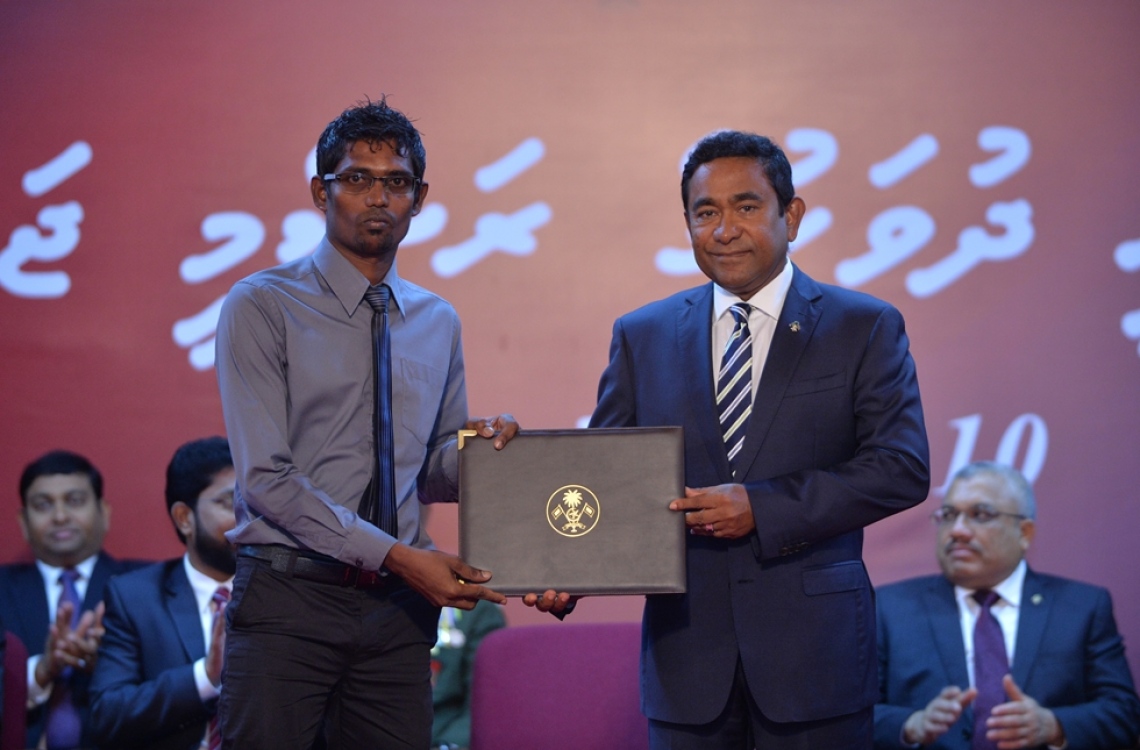 މާލެ: ނޮވެމްބަރު 10، 2016- ޖުމްހޫރީ ދުވަހުގެ މުނާސަބަތުގައި ބޭއްވި ރަސްމީ ޖަލްސާގައި، އިޖުތިމާއީ ހިދުމަތުގެ ދާއިރާއިން ހިތްވަރު ދިނުމުގެ ގައުމީ އިނާމު ހދ. ހަނިމާދޫ ޒުވާނުންގެ ޖަމިއްޔާ އަށް ރައީސް ޔާމީން ދެއްވަނީ.---ފޮޓޯ: ރައީސް އޮފީސް