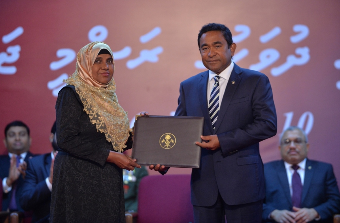 މާލެ: ނޮވެމްބަރު 10، 2016- ޖުމްހޫރީ ދުވަހުގެ މުނާސަބަތުގައި ބޭއްވި ރަސްމީ ޖަލްސާގައި ހިތްވަރު ދިނުމުގެ ގައުމީ އިނާމު ރައީސް ޔާމީން ބޭފުޅަކަށް ދެއްވަނީ.---ފޮޓޯ: ރައީސް އޮފީސް