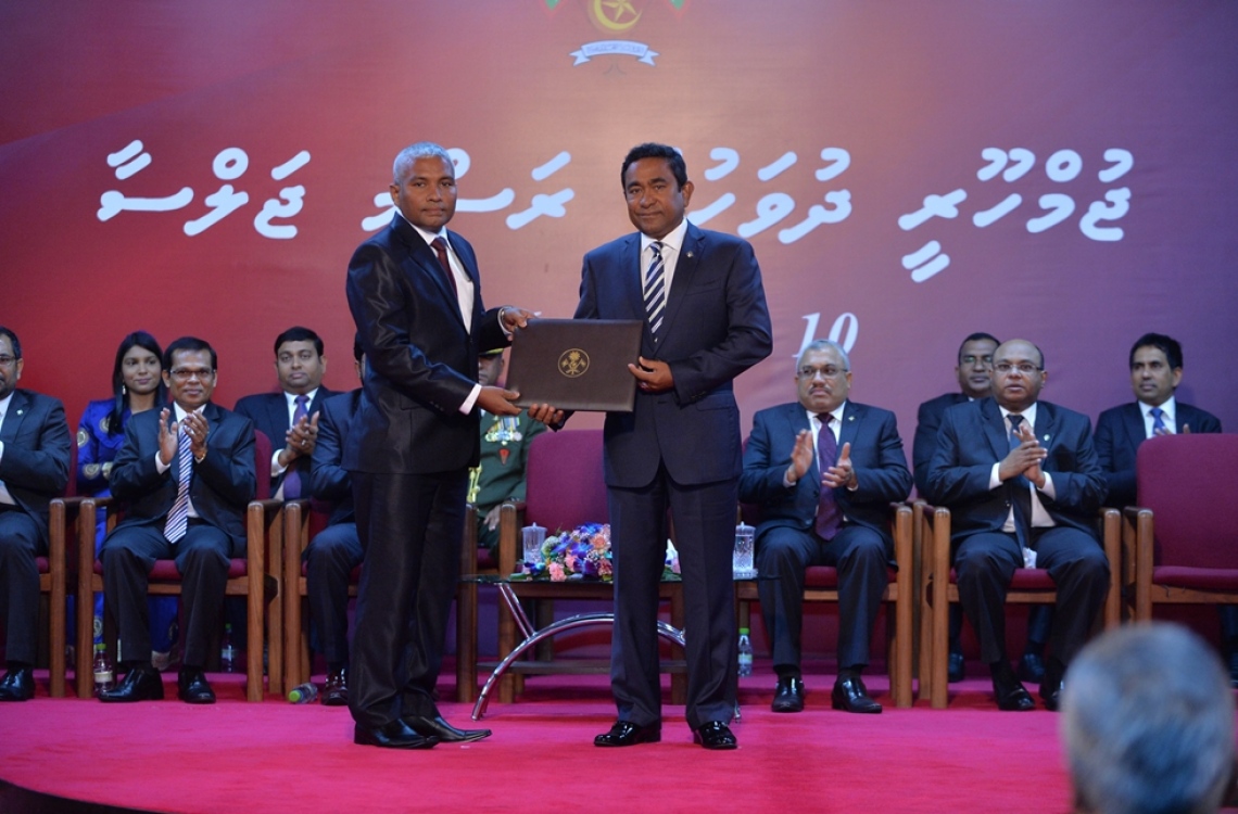 މާލެ: ނޮވެމްބަރު 10، 2016- ޖުމްހޫރީ ދުވަހުގެ މުނާސަބަތުގައި ބޭއްވި ރަސްމީ ޖަލްސާގައި، ތައުލީމީ ދާއިރާއިން ހިތްވަރު ދިނުމުގެ ގައުމީ އިނާމު އަހްމަދު އާތިފަށް ރައީސް ޔާމީން ދެއްވަނީ.---ފޮޓޯ: ރައީސް އޮފީސް