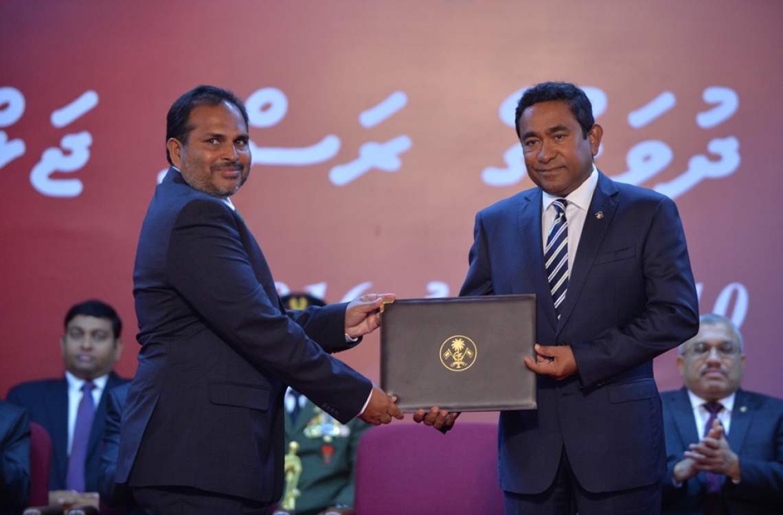 މާލެ: ނޮވެމްބަރު 10، 2016- ޖުމްހޫރީ ދުވަހުގެ މުނާސަބަތުގައި ބޭއްވި ރަސްމީ ޖަލްސާގައި، އިސްލާމްދީނަށް ހޭލުންތެރި ކުރުމުގެ ދާއިރާއިން ހިތްވަރު ދިނުމުގެ ގައުމީ އިނާމު ފ. ނިލަންދޫ ބިތްދޮށުގޭ، އިބްރާހިމް އަހްމަދަށް ރައީސް ޔާމީން ދެއްވަނީ.---ފޮޓޯ: ރައީސް އޮފީސް