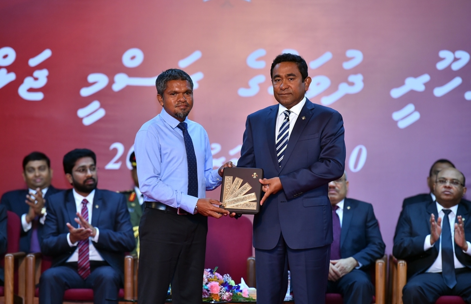 ކުޅިވަރުގެ ދާއިރާއިން ހިތްވަރު ދިނުމުގެ ގައުމީ އިނާމު އަހުމަދު އަކްރަމް އަށް، ރައީސް ޔާމީން މިރޭ ދެއްވަނީ.---ފޮޓޯ: ރައީސް އޮފީސް