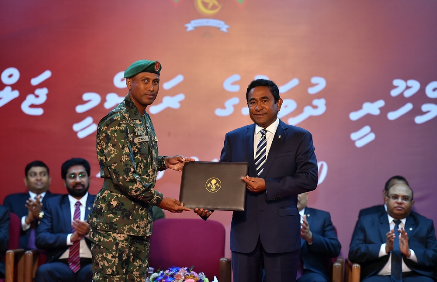 ކުޅިވަރުގެ ދާއިރާއިން ހިތްވަރު ދިނުމުގެ ގައުމީ އިނާމު އަހުމަދު ޒުނޭޖް އަށް، ރައީސް ޔާމީން މިރޭ ދެއްވަނީ.---ފޮޓޯ: ރައީސް އޮފީސް