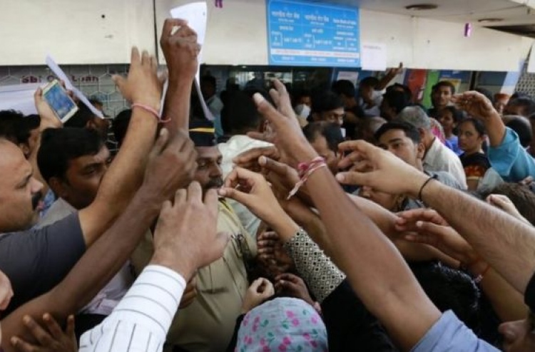 ފައިސާ މާރުކުރަން އިންޑިއާގެ ބޭންތަކުގައި ދިގު ކިޔޫތައް