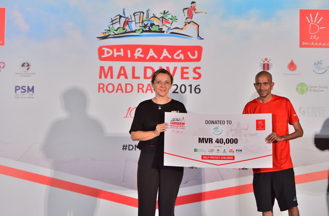 ހުޅުމާލެ: ނޮވެމްބަރު 11، 2016- ކޮންމެ އަހަރަކު ދިރާގުން ބާއްވާ ރޯޑް ރޭހުގައި ވަނަތަކަށް އައި މީހުންނަށް އިނާމު ދިނުން: މި ފަހަރު ގާތްގަނޑަކަށް 3،000 މީހުން މި އިވެންޓުގައި ދުވި.---ފޮޓޯ: މުހައްމަދު ޝަރުހާން/މިހާރު