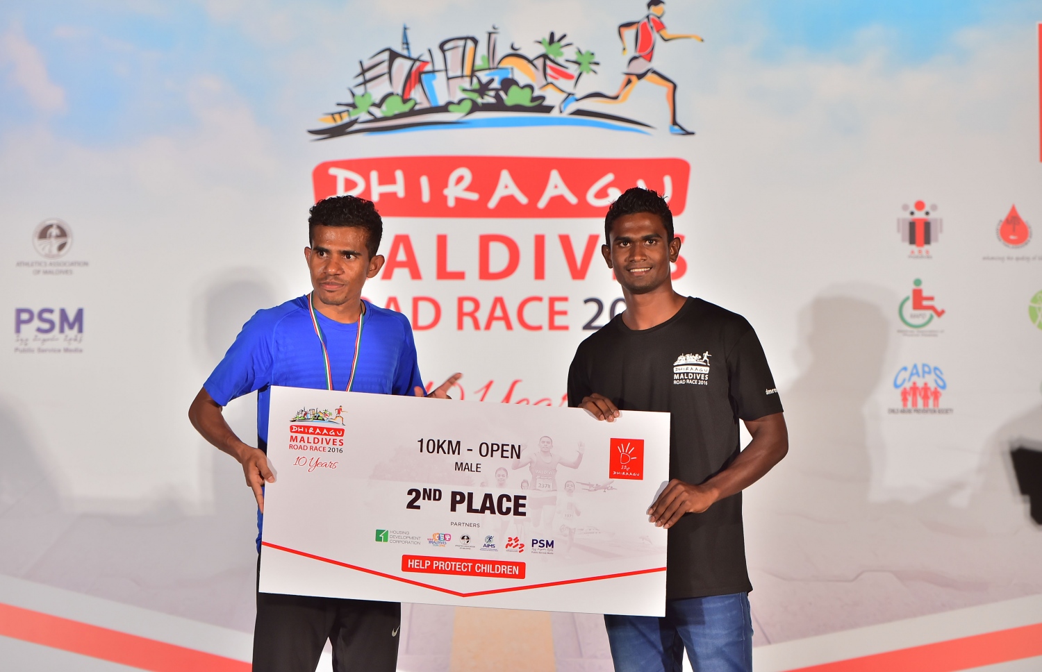 10 ކިލޯމީޓަރު ދުވުމުން ދެ ވަނަ ހޯދި ޝަރަފް (ވ) އަށް ހަސަން ސާއިދު އިނާމް ދެނީ. --ފޮޓޯ: މުހައްމަދު ޝަރުހާން/ މިހާރު