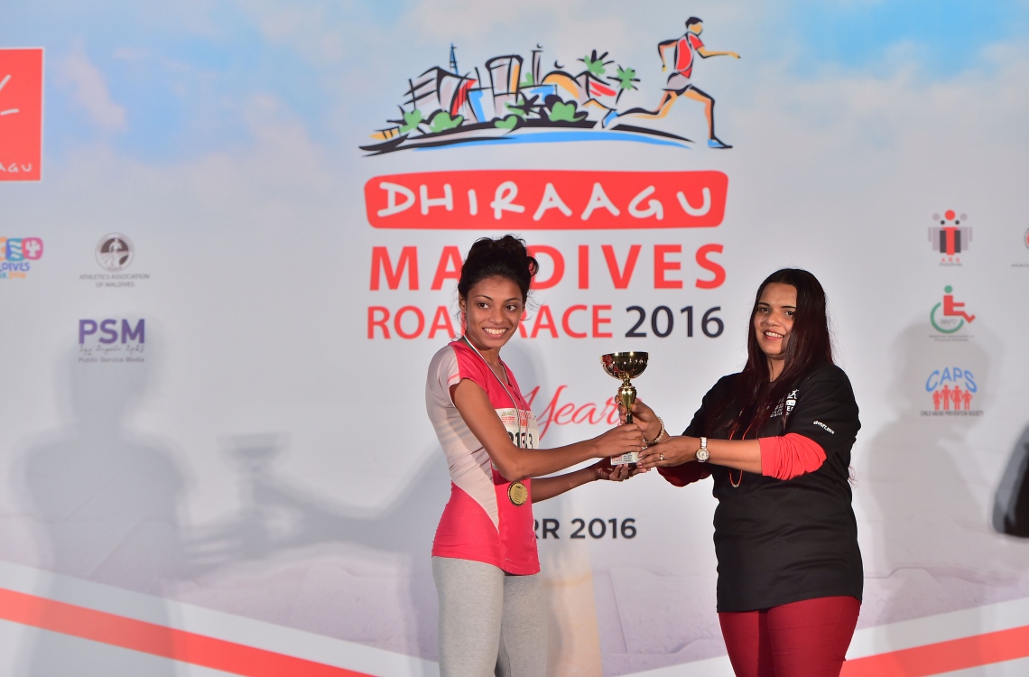 ހުޅުމާލެ: ނޮވެމްބަރު 11، 2016- ކޮންމެ އަހަރަކު ދިރާގުން ބާއްވާ ރޯޑް ރޭހުގައި ވަނަތަކަށް އައި މީހުންނަށް އިނާމު ދިނުން: މި ފަހަރު ގާތްގަނޑަކަށް 3،000 މީހުން މި އިވެންޓުގައި ދުވި.---ފޮޓޯ: މުހައްމަދު ޝަރުހާން/މިހާރު