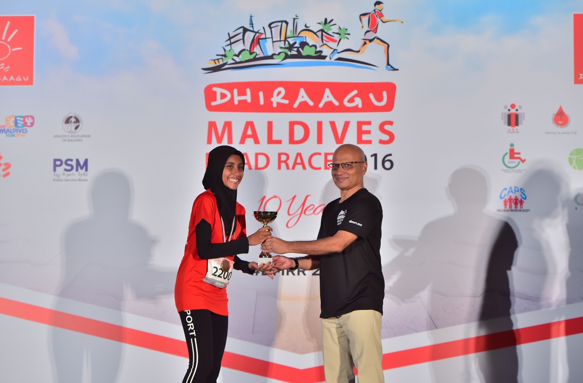 ހުޅުމާލެ: ނޮވެމްބަރު 11، 2016- ކޮންމެ އަހަރަކު ދިރާގުން ބާއްވާ ރޯޑް ރޭހުގައި ވަނަތަކަށް އައި މީހުންނަށް އިނާމު ދިނުން: މި ފަހަރު ގާތްގަނޑަކަށް 3،000 މީހުން މި އިވެންޓުގައި ދުވި.---ފޮޓޯ: މުހައްމަދު ޝަރުހާން/މިހާރު