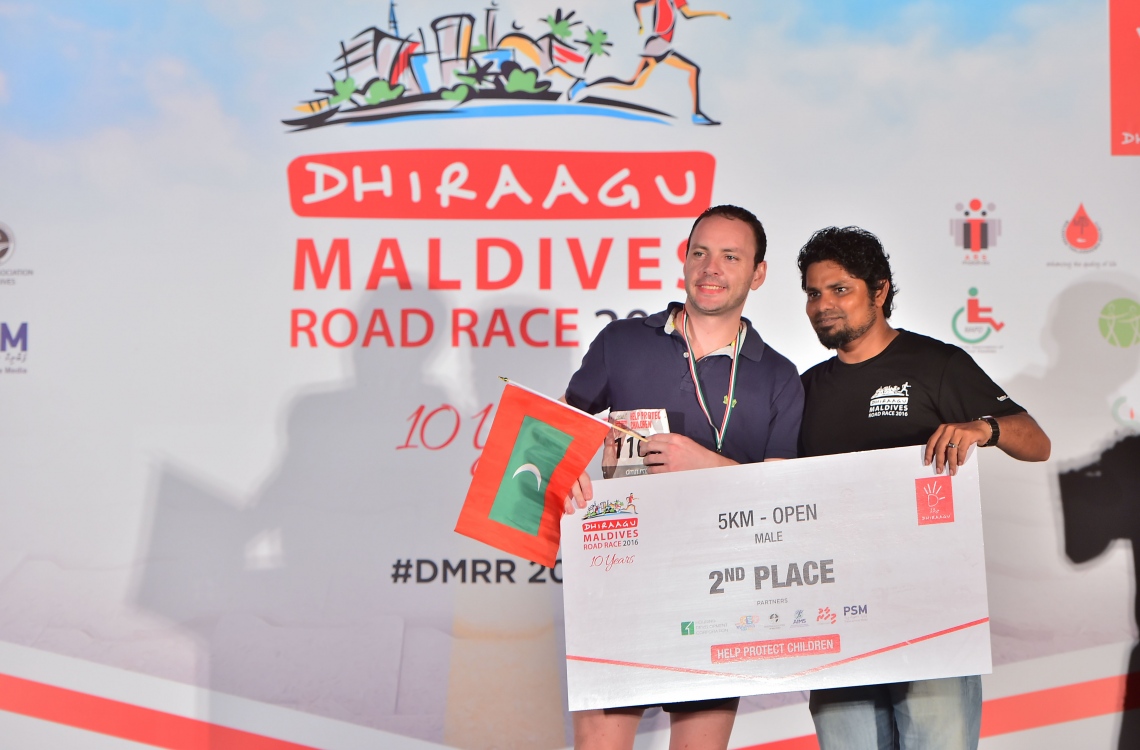 ހުޅުމާލެ: ނޮވެމްބަރު 11، 2016- ކޮންމެ އަހަރަކު ދިރާގުން ބާއްވާ ރޯޑް ރޭހުގައި ވަނަތަކަށް އައި މީހުންނަށް އިނާމު ދިނުން: މި ފަހަރު ގާތްގަނޑަކަށް 3،000 މީހުން މި އިވެންޓުގައި ދުވި.---ފޮޓޯ: މުހައްމަދު ޝަރުހާން/މިހާރު