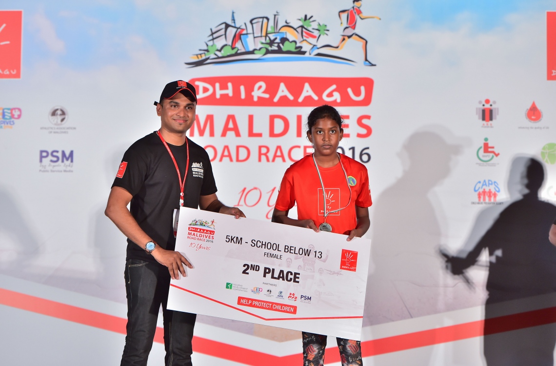 ހުޅުމާލެ: ނޮވެމްބަރު 11، 2016- ކޮންމެ އަހަރަކު ދިރާގުން ބާއްވާ ރޯޑް ރޭހުގައި ވަނަތަކަށް އައި މީހުންނަށް އިނާމު ދިނުން: މި ފަހަރު ގާތްގަނޑަކަށް 3،000 މީހުން މި އިވެންޓުގައި ދުވި.---ފޮޓޯ: މުހައްމަދު ޝަރުހާން/މިހާރު