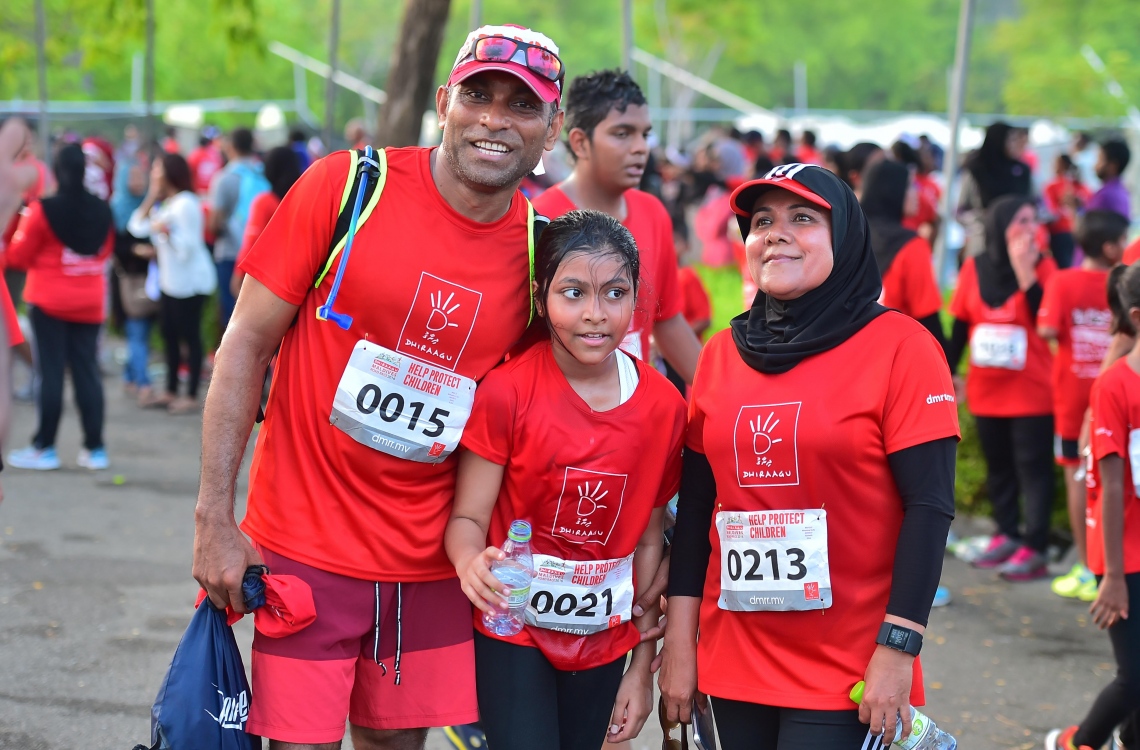 ހުޅުމާލެ: ނޮވެމްބަރު 11، 2016- ކޮންމެ އަހަރަކު ދިރާގުން ބާއްވާ ރޯޑް ރޭހުގައި ބައިވެރިވި ދުންތެރިންތަކެއް ފޮޓޯއެއް ނަގަނީ: މި ފަހަރު ގާތްގަނޑަކަށް 3،000 މީހުން މި އިވެންޓުގައި ދުވި.---ފޮޓޯ: މުހައްމަދު ޝަރުހާން/މިހާރު