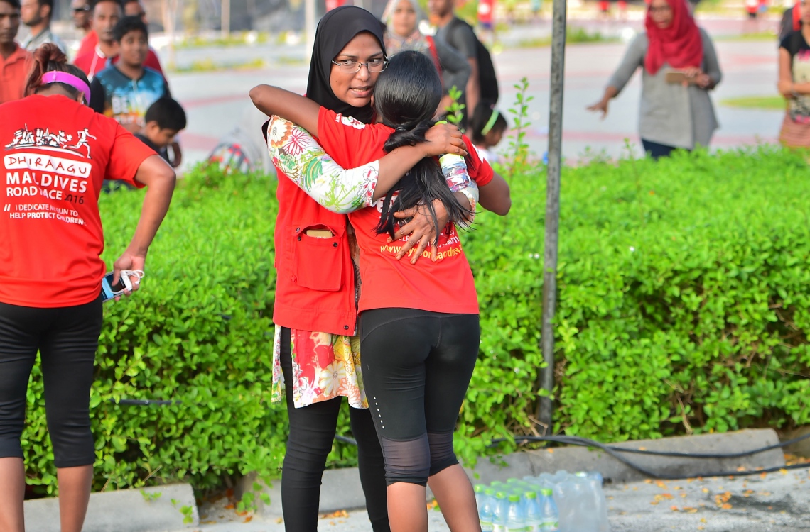 ހުޅުމާލެ: ނޮވެމްބަރު 11، 2016- ކޮންމެ އަހަރަކު ދިރާގުން ބާއްވާ ރޯޑް ރޭހުގެ ތެރެއިން: މި ފަހަރު ގާތްގަނޑަކަށް 3،000 މީހުން މި އިވެންޓުގައި ދުވި.---ފޮޓޯ: މުހައްމަދު ޝަރުހާން/މިހާރު